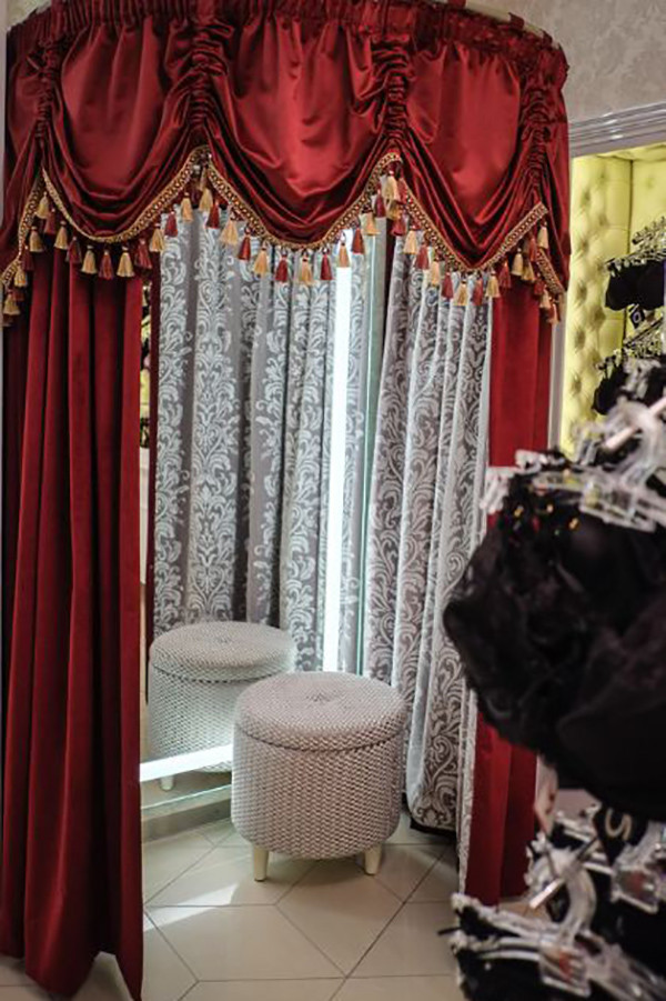 Большой торговый центр модной одежды в ближнем зарубежье.