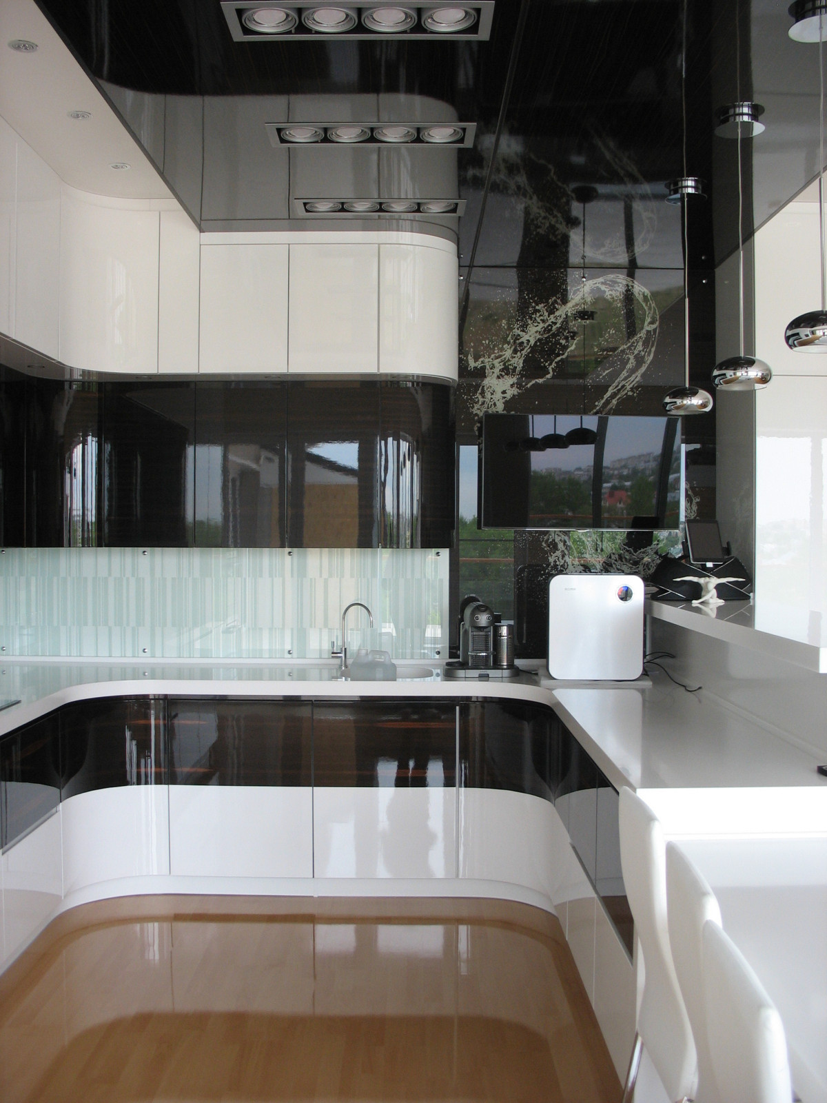 Кухня белая эмаль + шпон