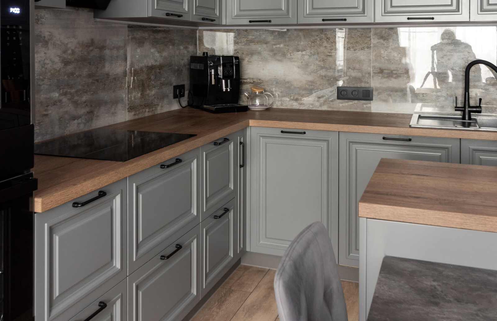 Кухня Италия в цвете мокрого асфальта