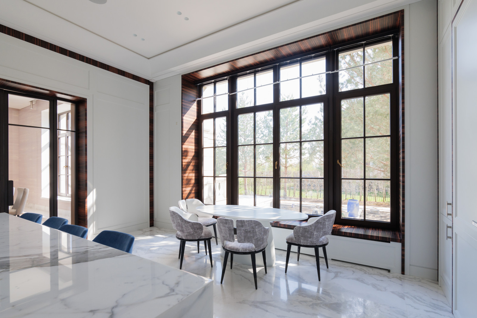 Кухонный стол со столешницей из искусственного камня