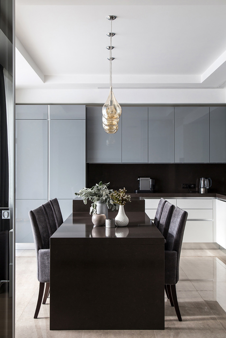 Houzz тур: Современный интерьер с глянцем и мраморной плиткой