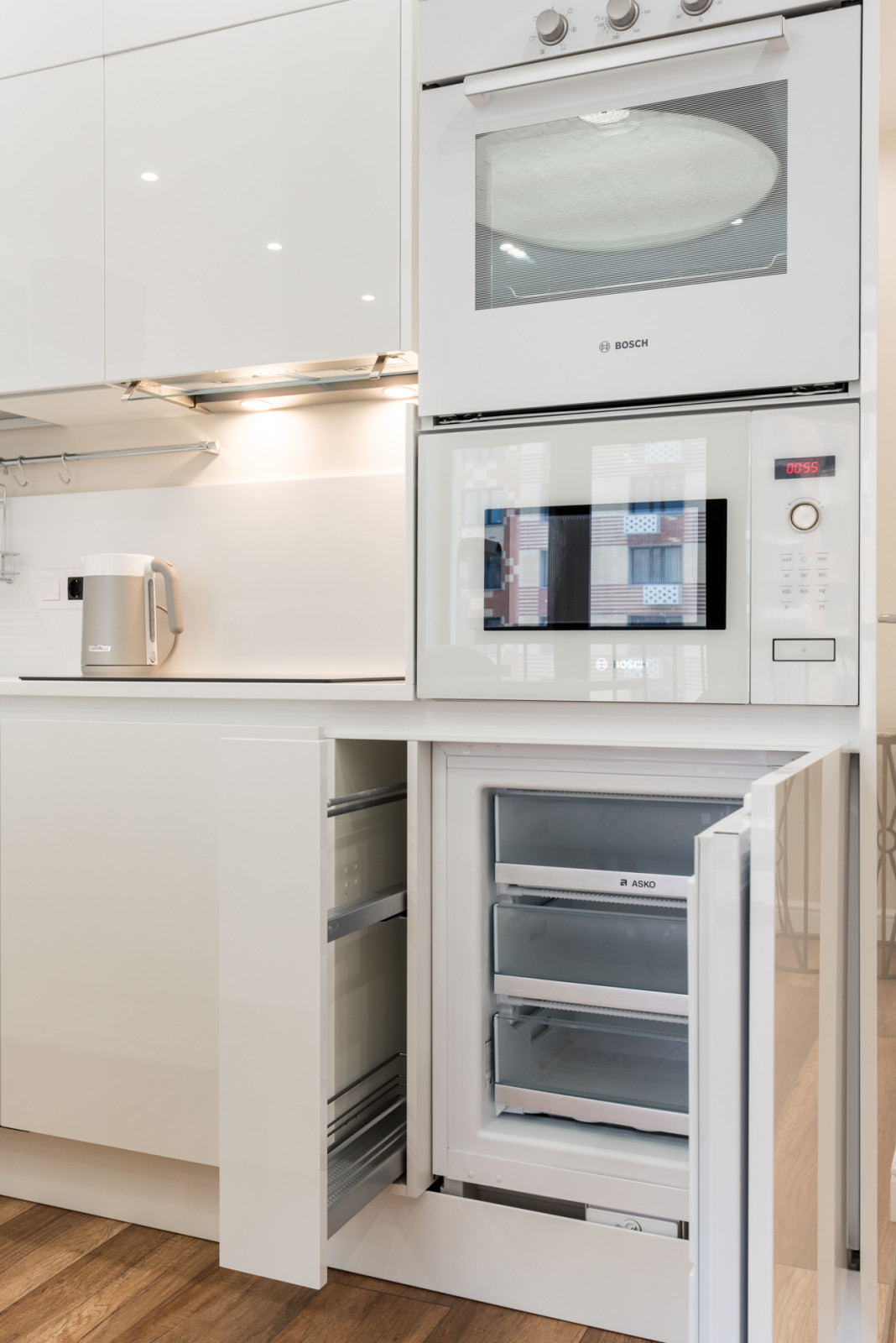 Белая кухня, черные кубы. Модель Vector. Дизайнер Игорь Степанов