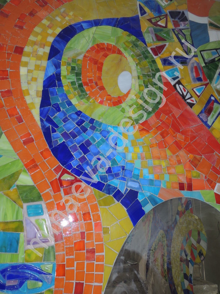 Ручная мозаика в стиле Гауди (25 кв.м), лестничный пролет