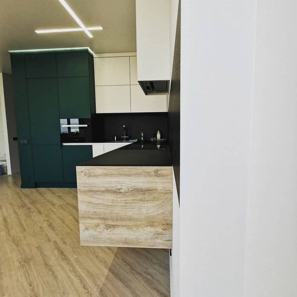 Навесная угловая встроенная дизайнерская кухня с древесными фасадами