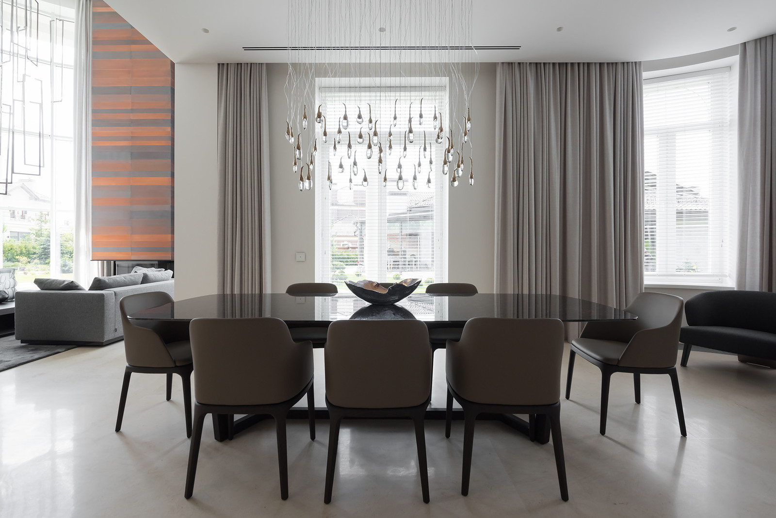 Интерьеры загородного дома в поселке Монтевиль