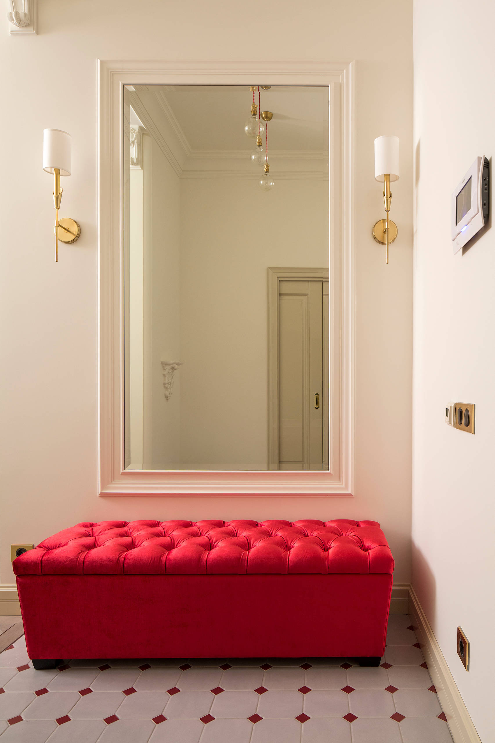 Houzz тур: Интерьер с яркими красками и «космическими» панно