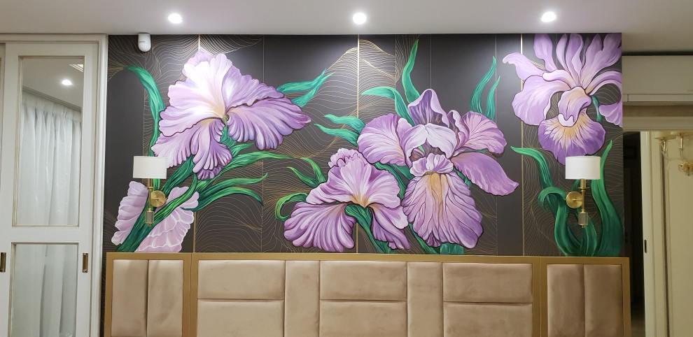 Роспись стен в интерьере .Ирисы для спальни