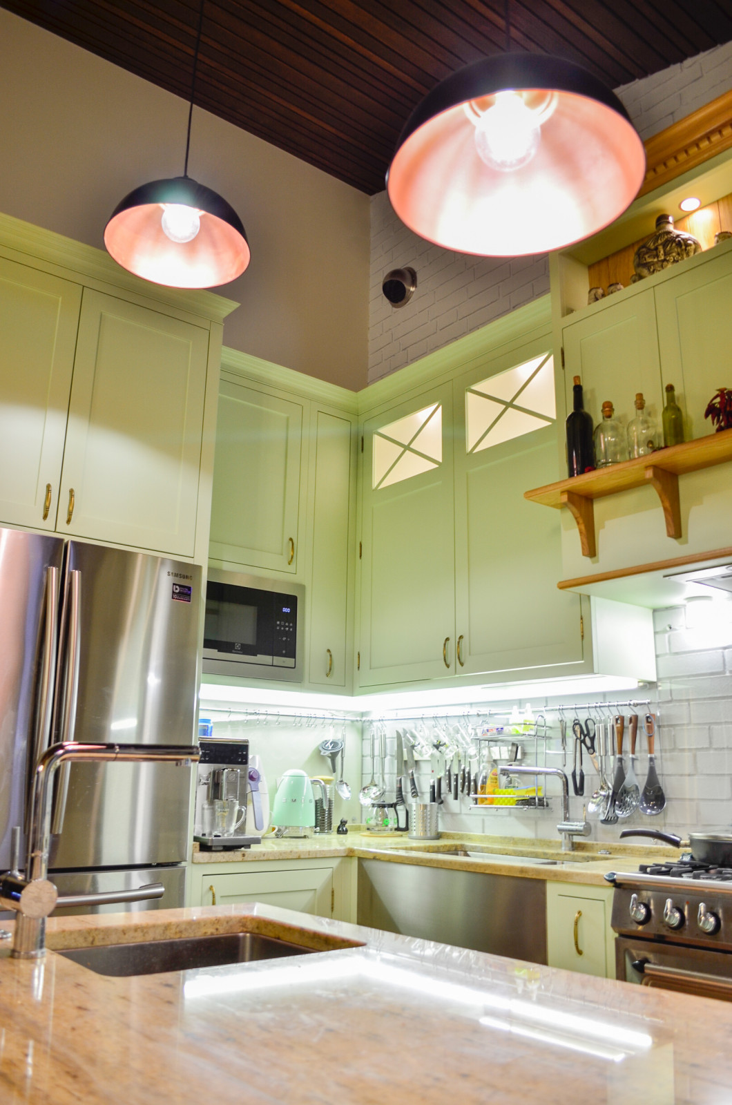 Нежно-зеленая кухня в американском стиле с островом