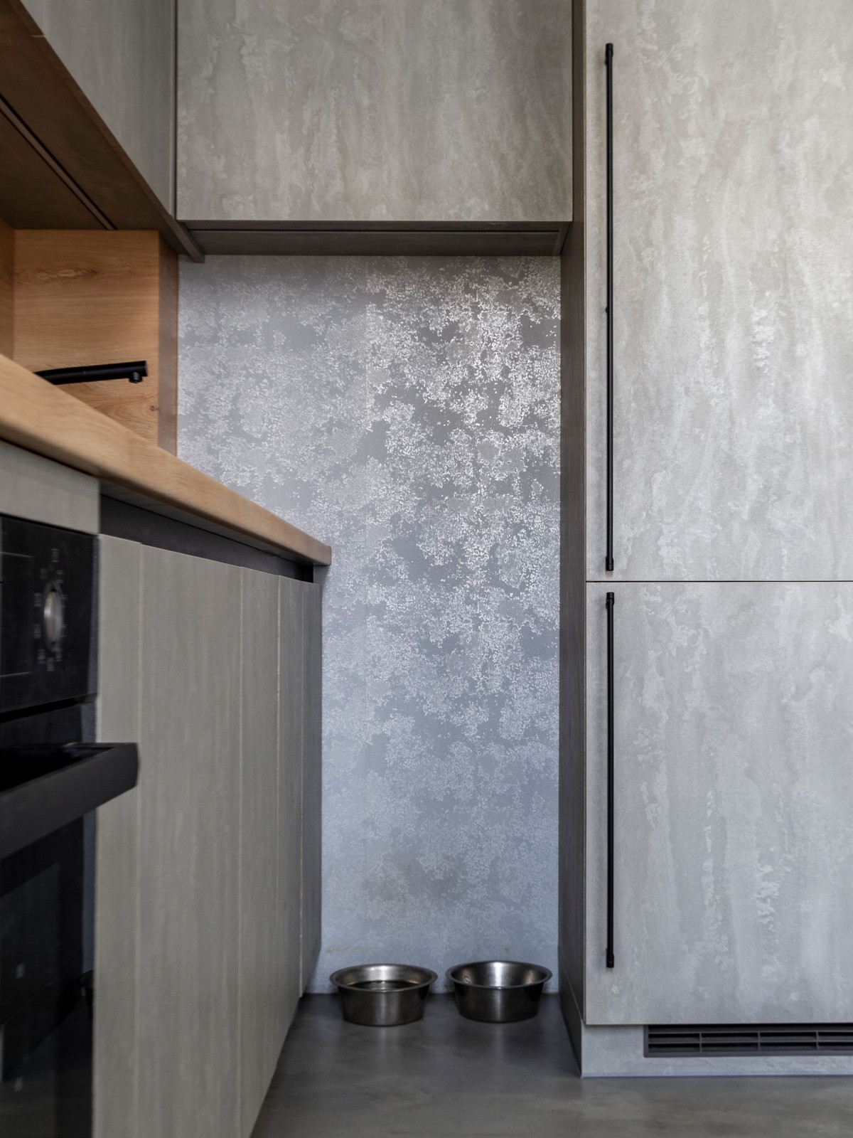 Элегантная минималистичная кухня в сером цвете