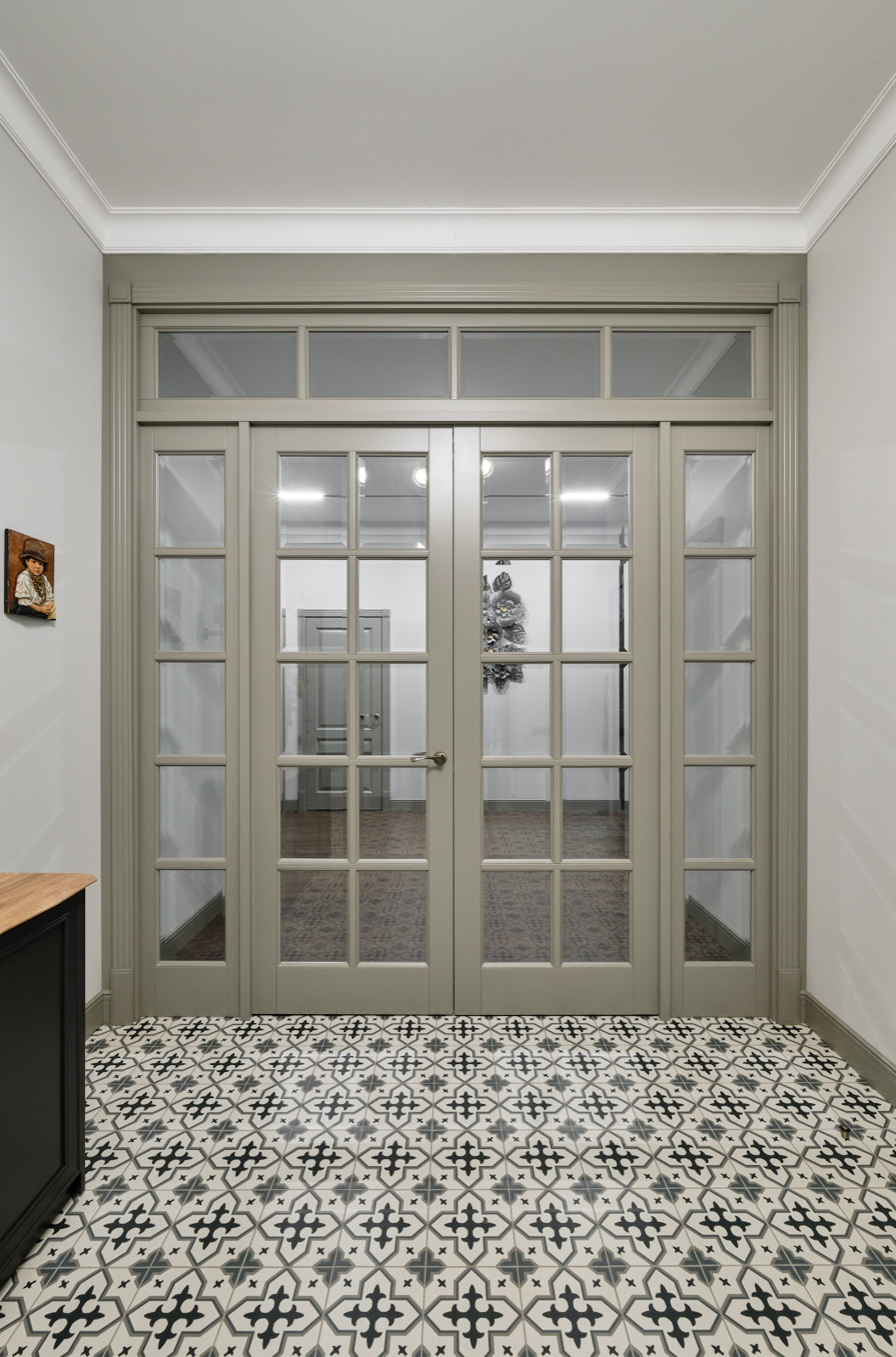 Кантри Ral 7030 в интерьере дома