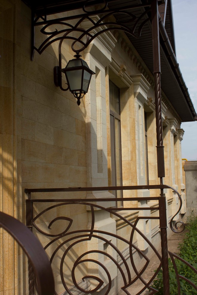 Облицовка природным камнем комплекса для отдыха с беседкой.