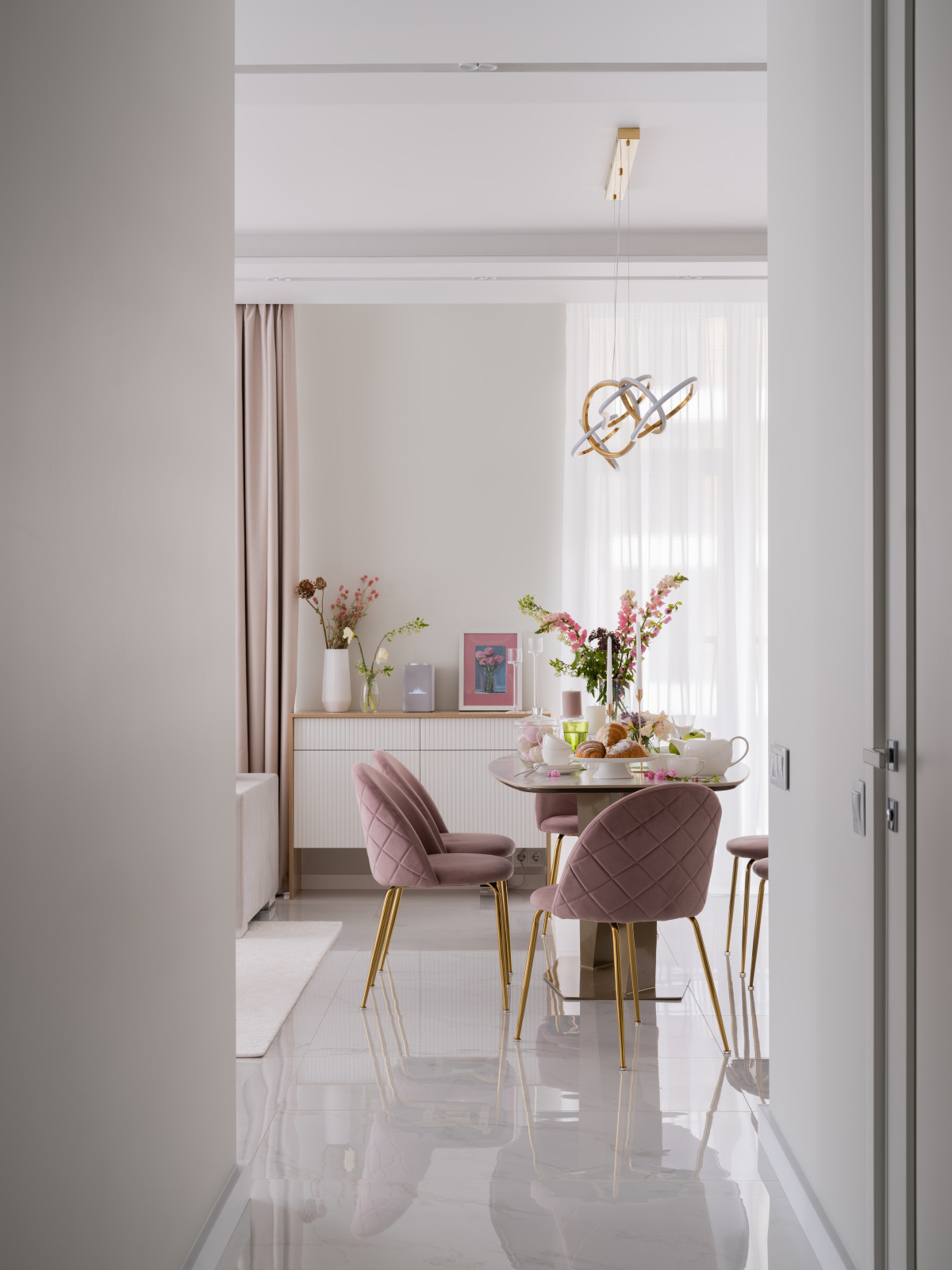 Стилизация просторной светлой квартиры
