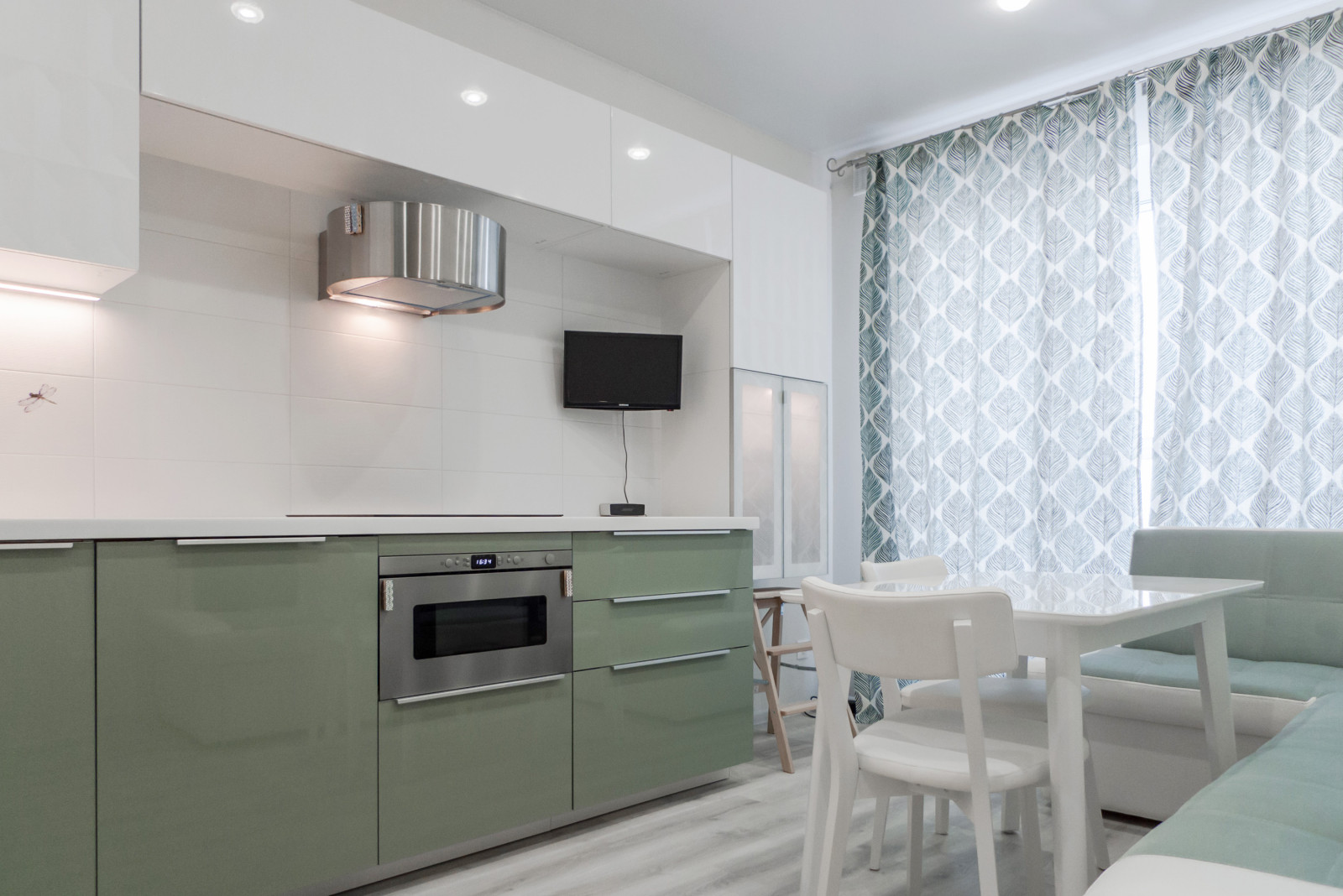 Кухонная мебель, вид от входа в кухню