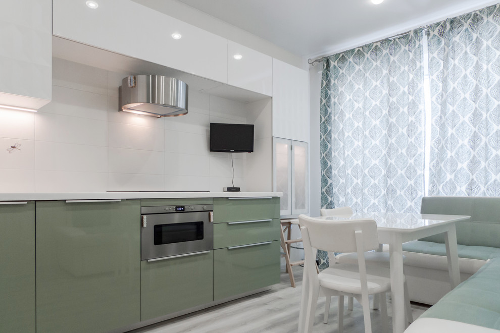 Кухонная мебель, вид от входа в кухню