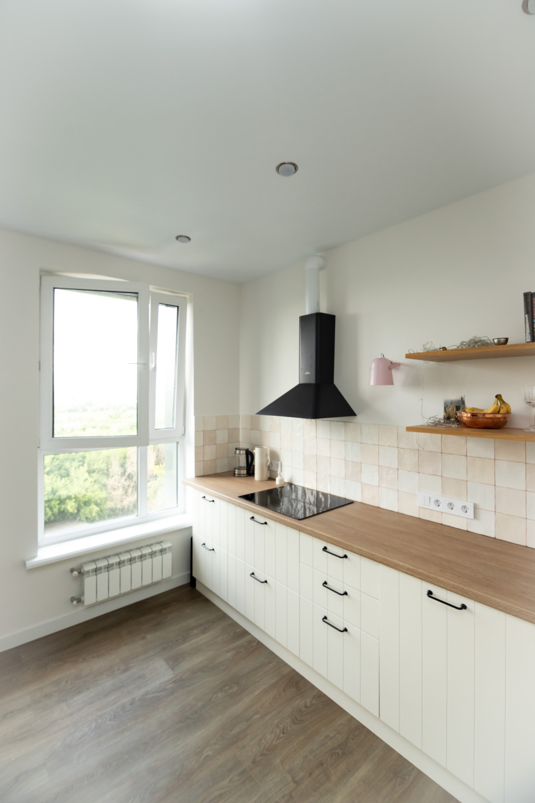 Светлая кухня в стиле скандинавский минимализм с деревянными элементами