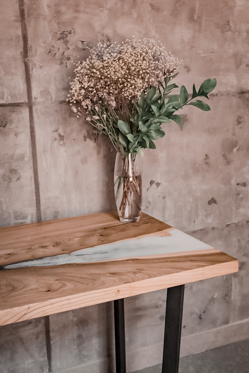 Стол из слэба и эпоксидной смолы