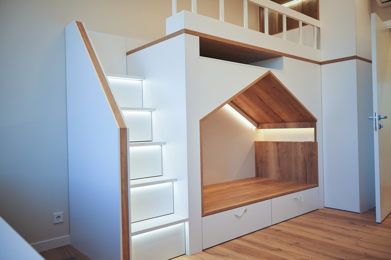 Детская двухъярусная кровать-домик с системами хранения от raumplus