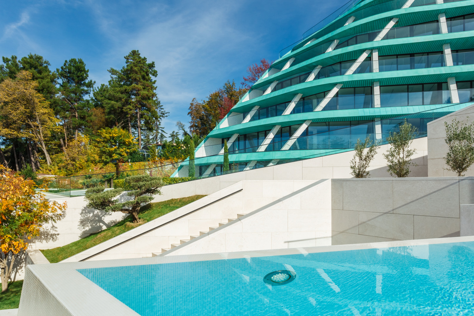 Открытый бассейн infinity в REEF RESIDENCE.