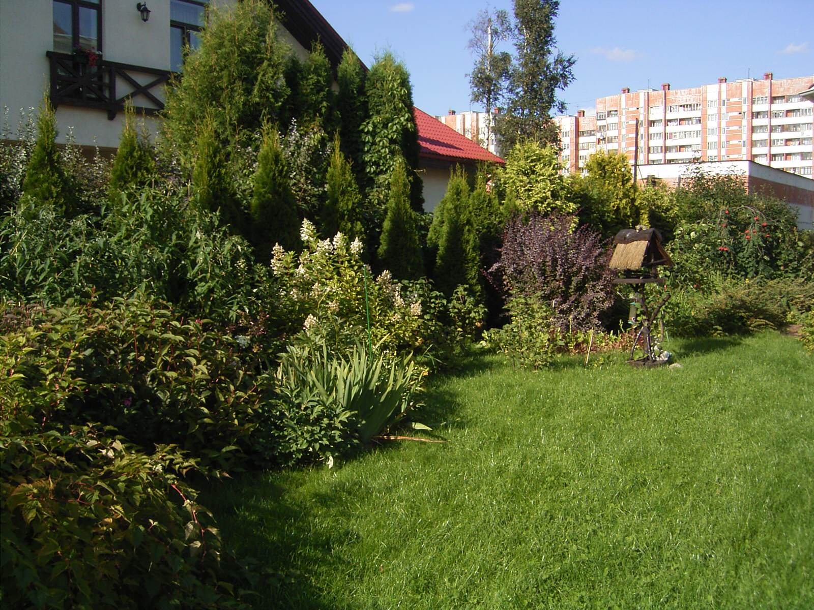 Дизайн участка в городской среде : таун-хауз в Коломягах