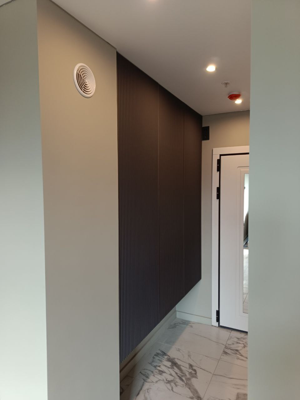 Встроенные распашные шкафы