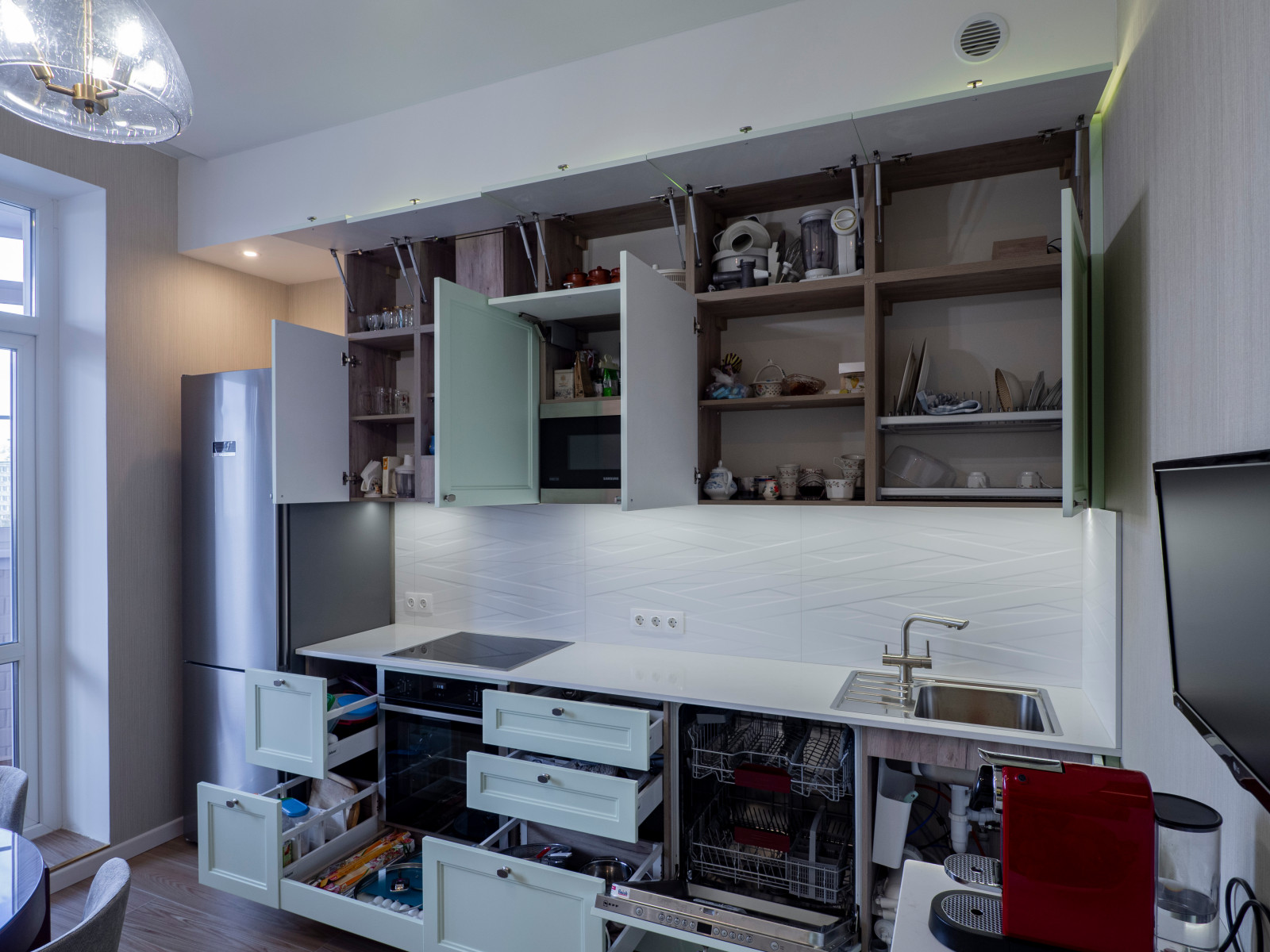 Нежная светло-мятная кухня в стиле неоклассика