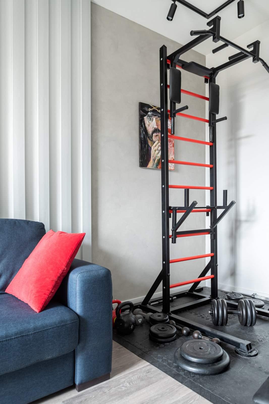 КВАРТИРА С ЯРКИМИ АКЦЕНТАМИ В СТАРОМ ФОНДЕ