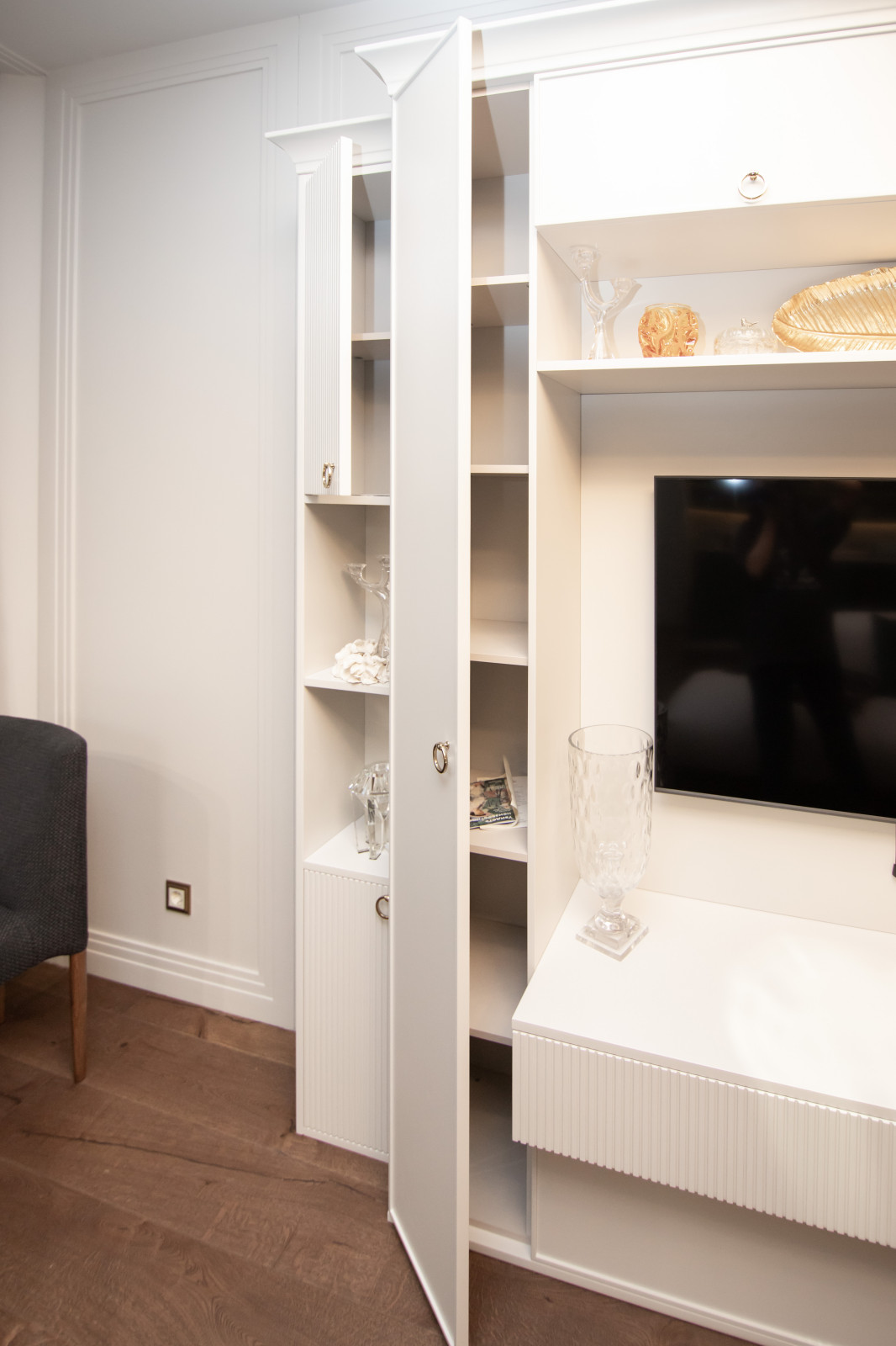 Стеллаж в гостиную для оформления ТВ-зоны