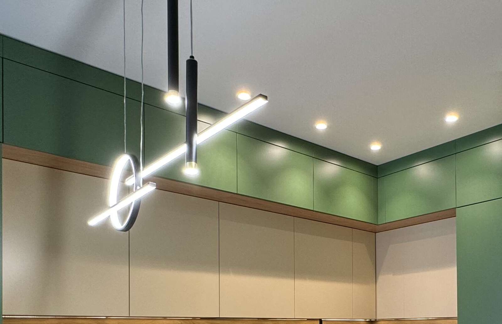 Зеленая кухня с барной стойкой от дизайнера