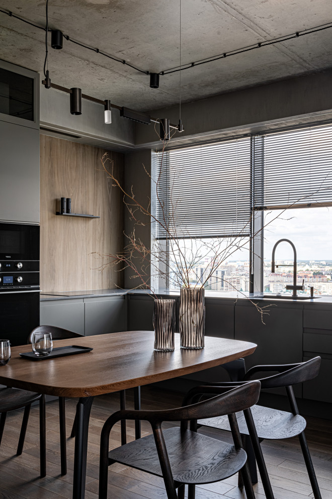 Бетонная квартира с ванной у окна