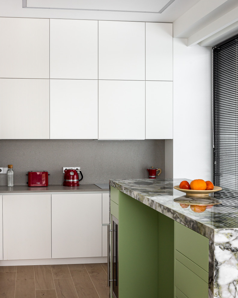 Белая кухня с яркими акцентами