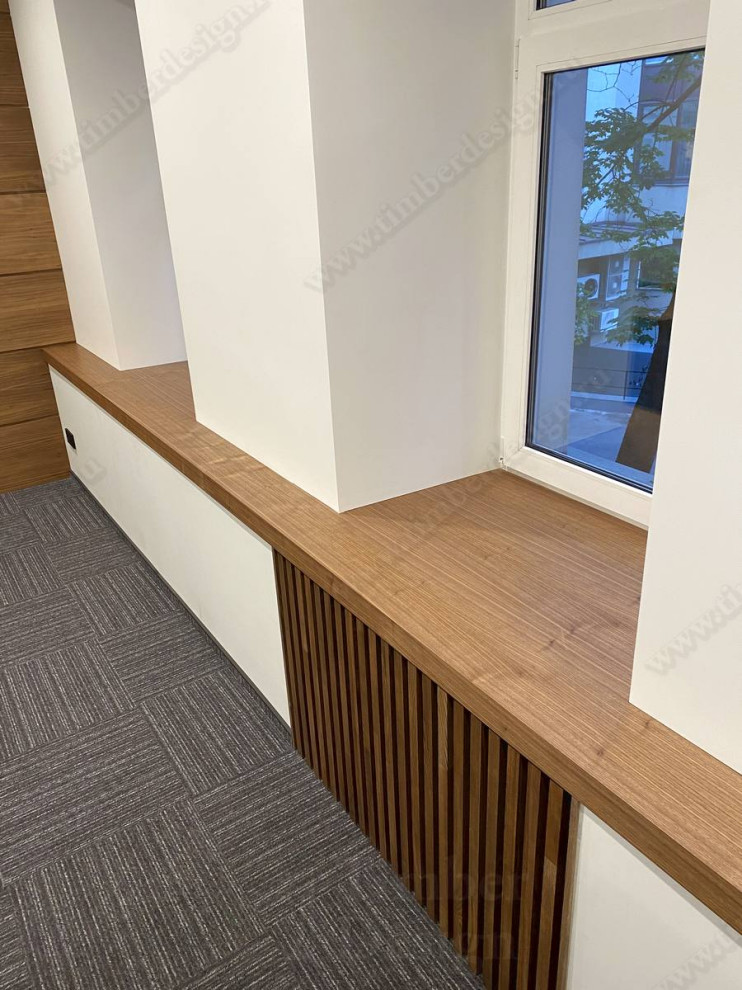 Подоконник с радиаторными решетками из массива