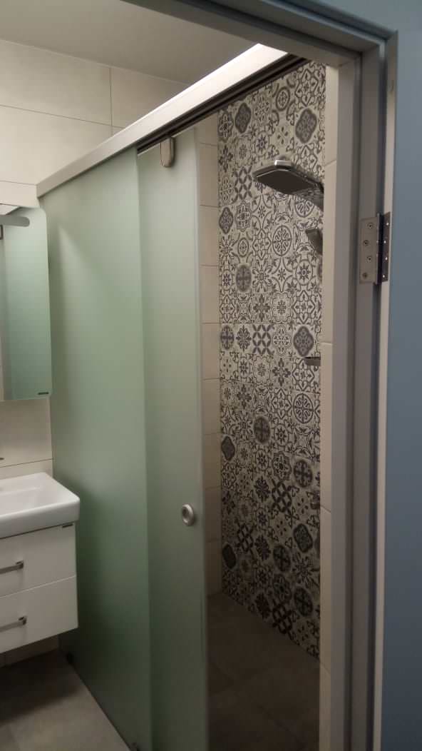 Стеклянная раздвижная перегородка