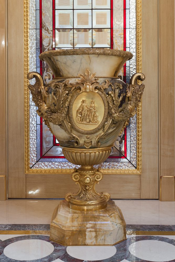 Главный холл загородного дома