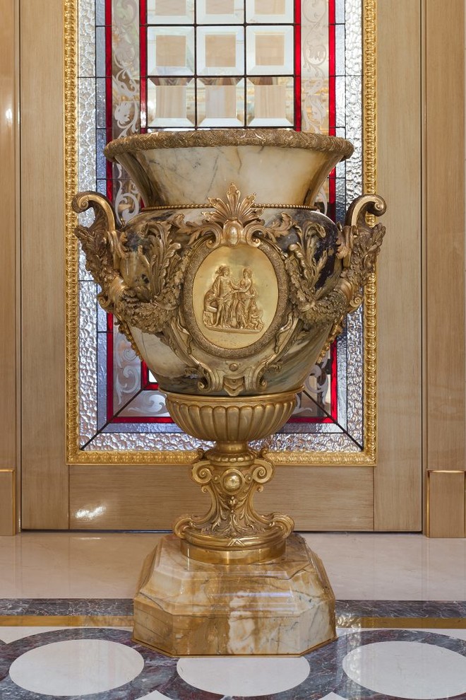 Главный холл загородного дома