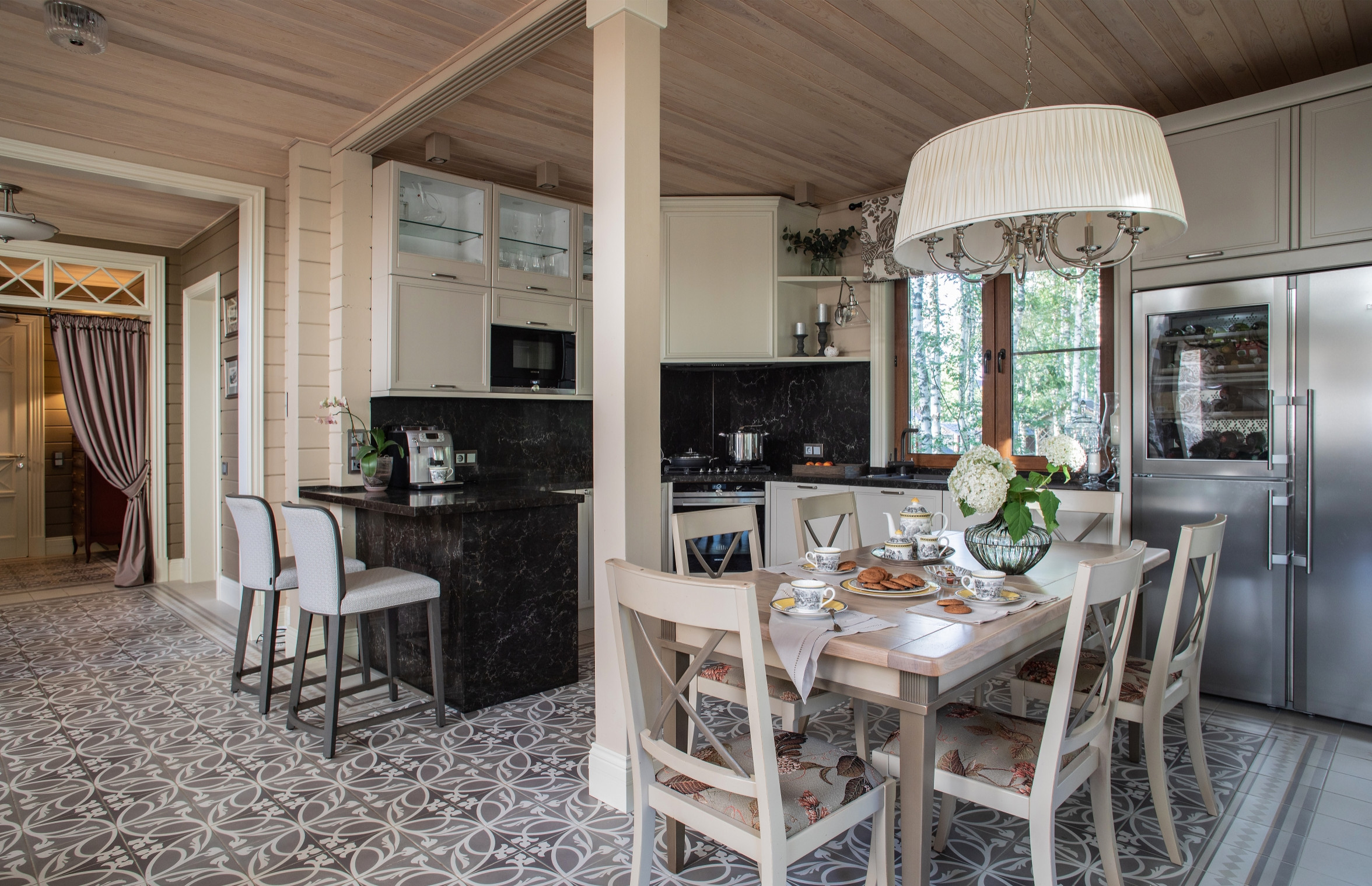 Houzz тур: Загородный дом с березовой рощей и камином