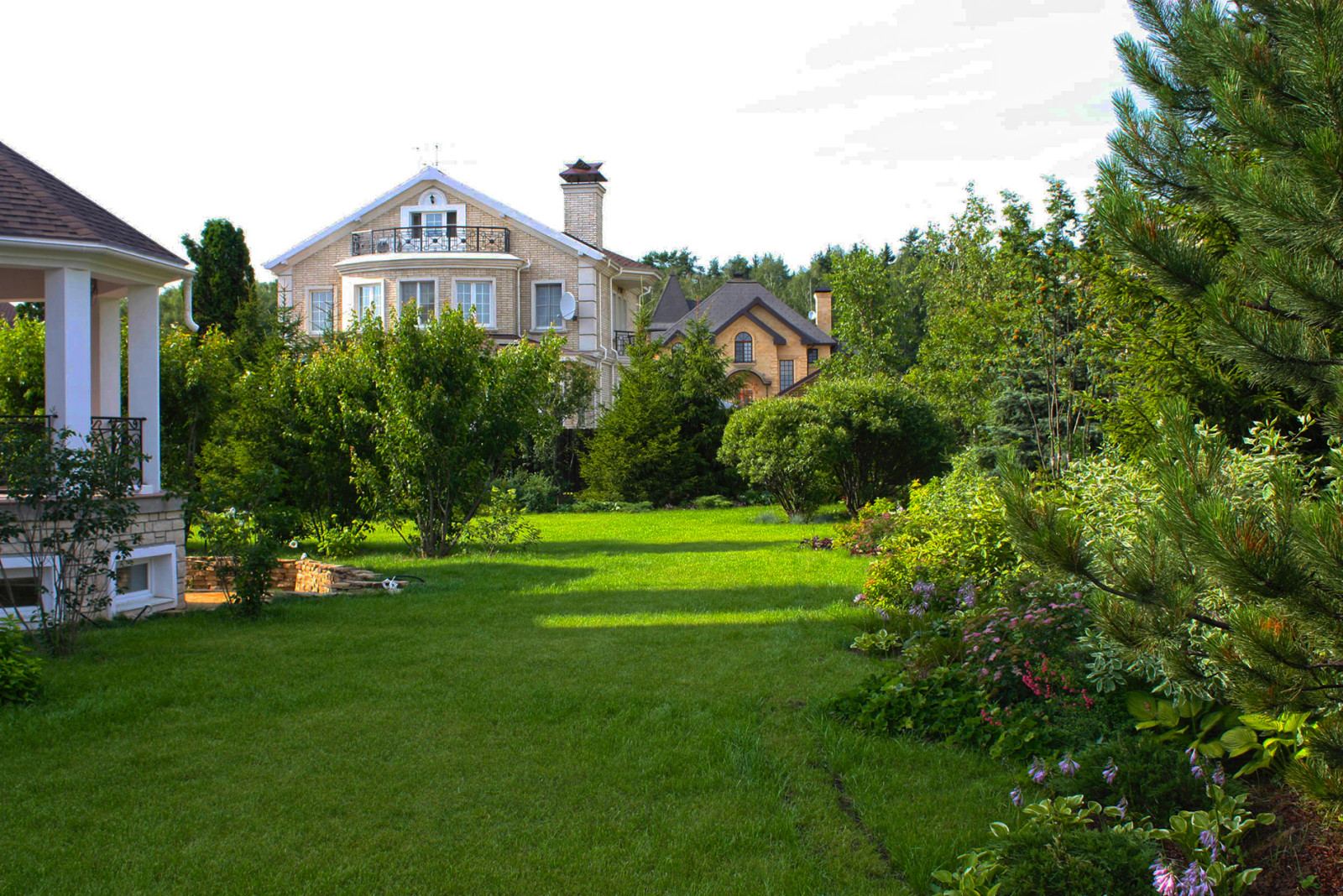 Ландшафтный дизайн участка 30 соток с газоном.