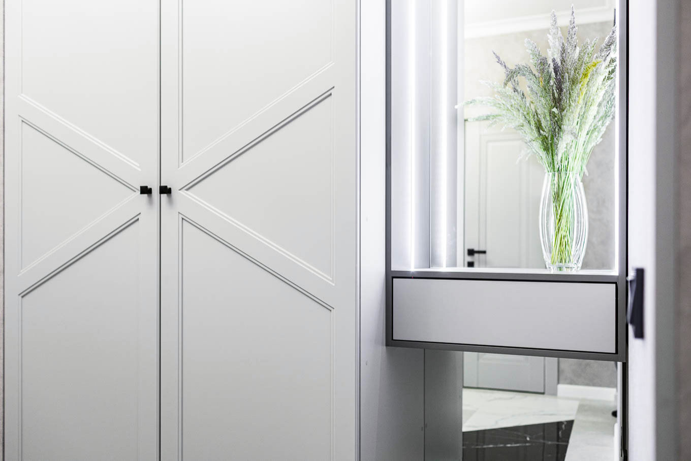 Современный шкаф в прихожую