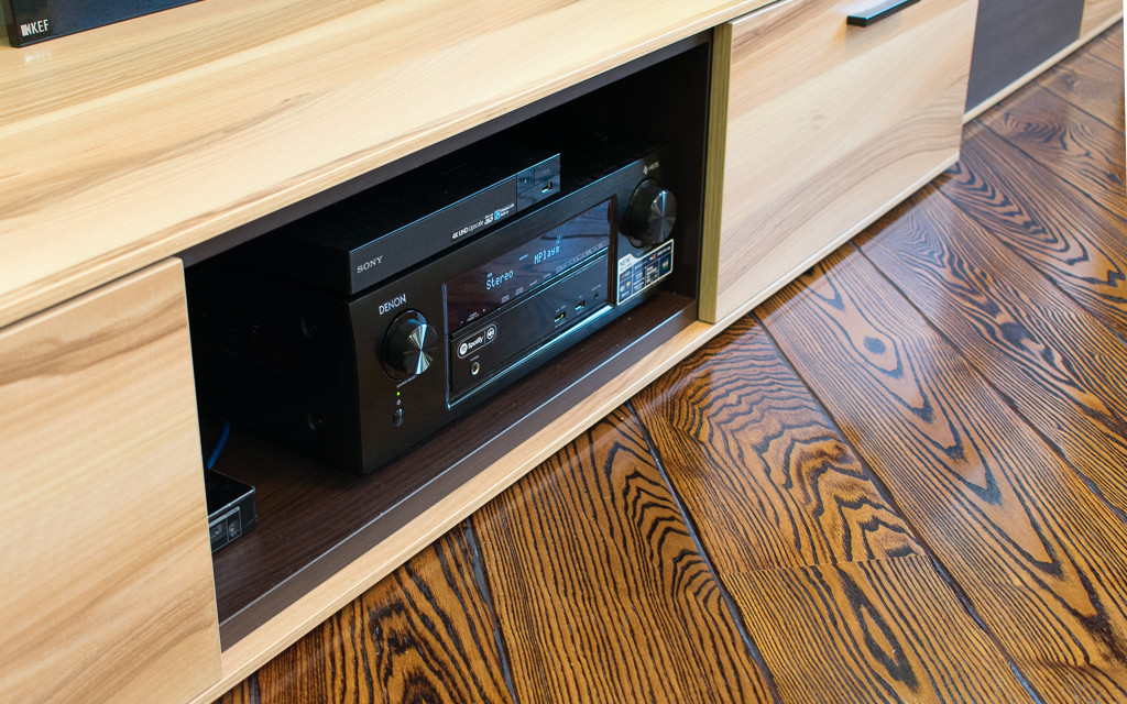 Домашний кинотеатр в гостиной. KEF, Denon, Samsung