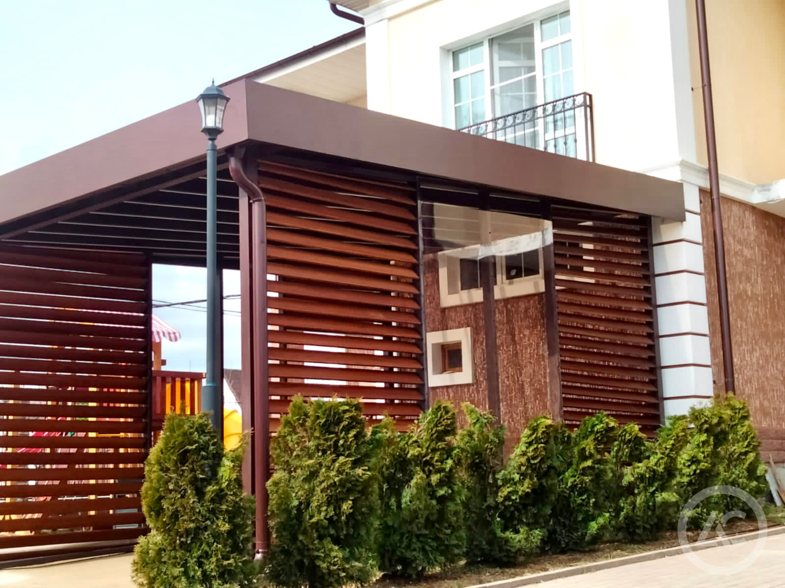 Навес Хайтек над авто с боковой зашивкой д.Вешки