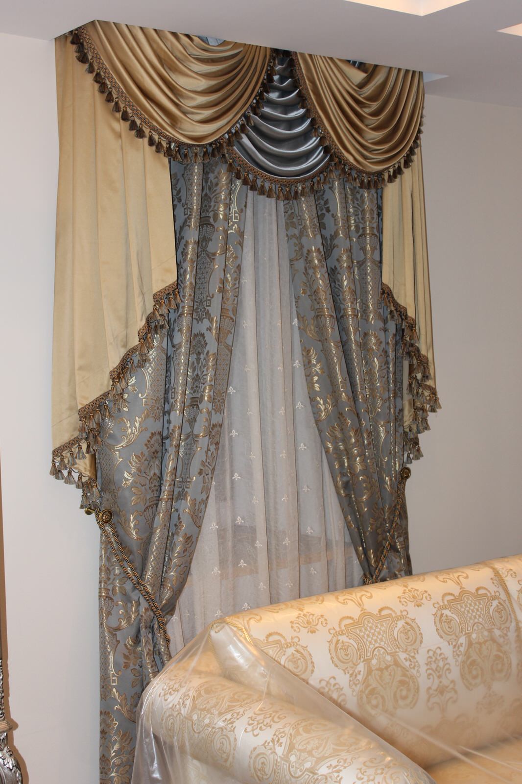 Гостинная с ламбрекенами