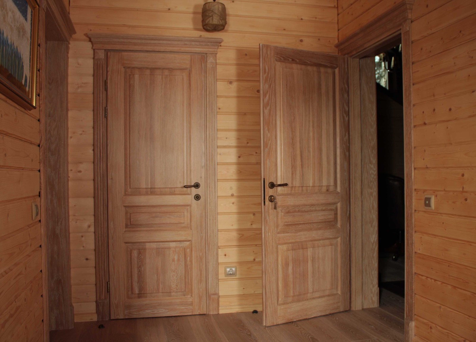 Двери из массива дуба в загородный коттедж