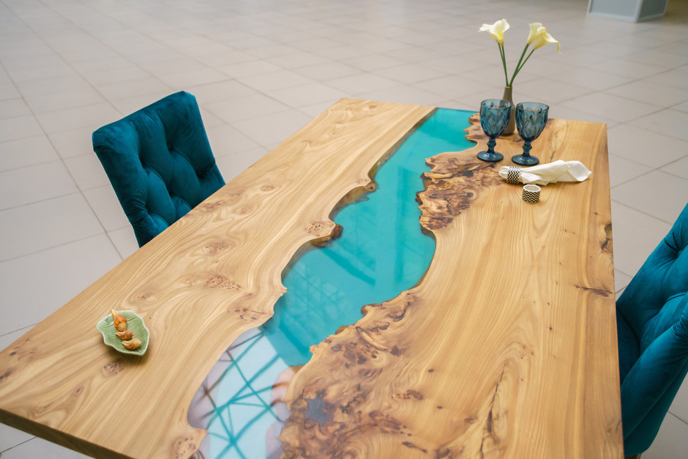 Стол-река из карагача с рекой цвета тиффани+синий павлин