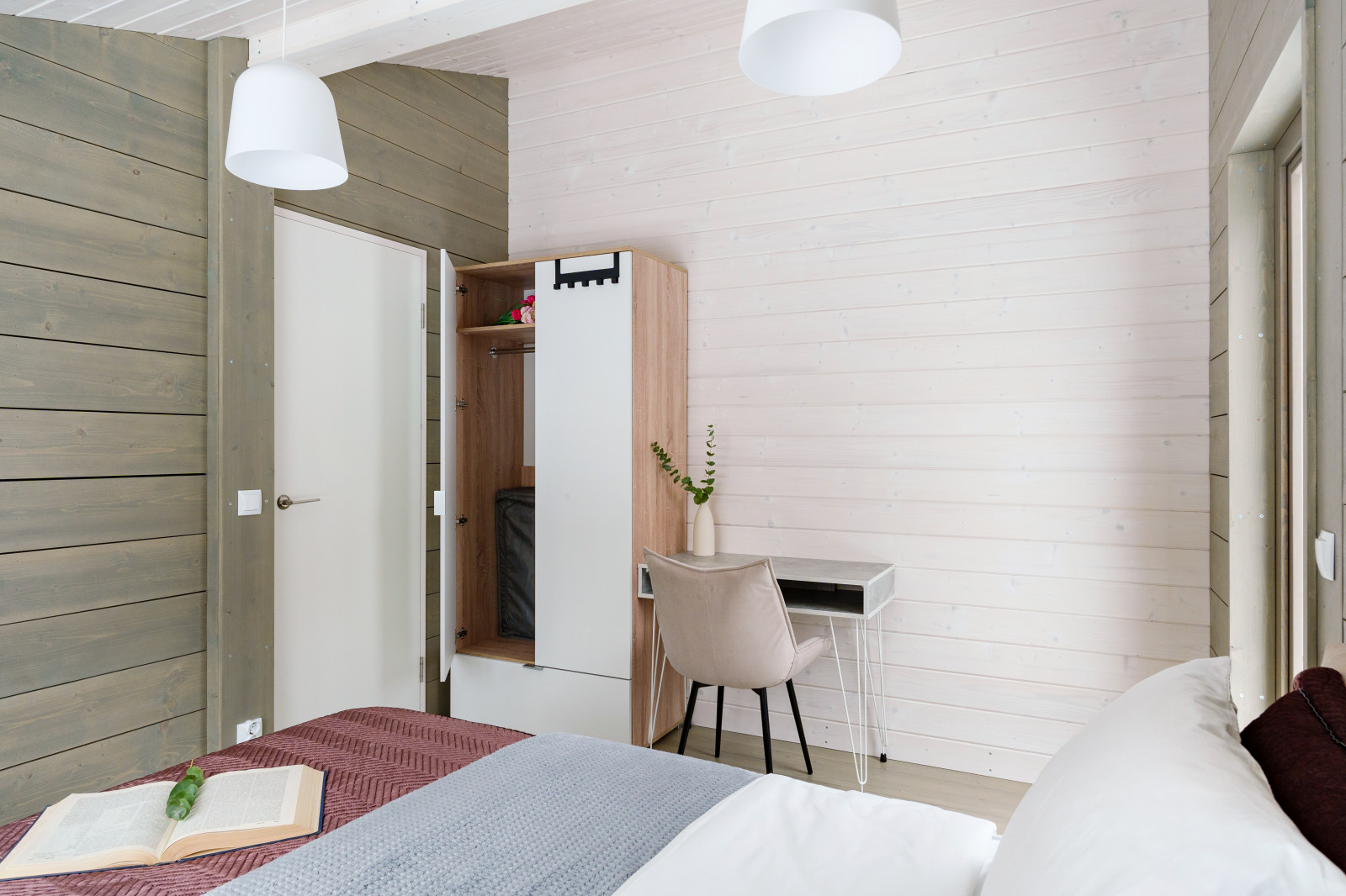 Уютный дом среди берез