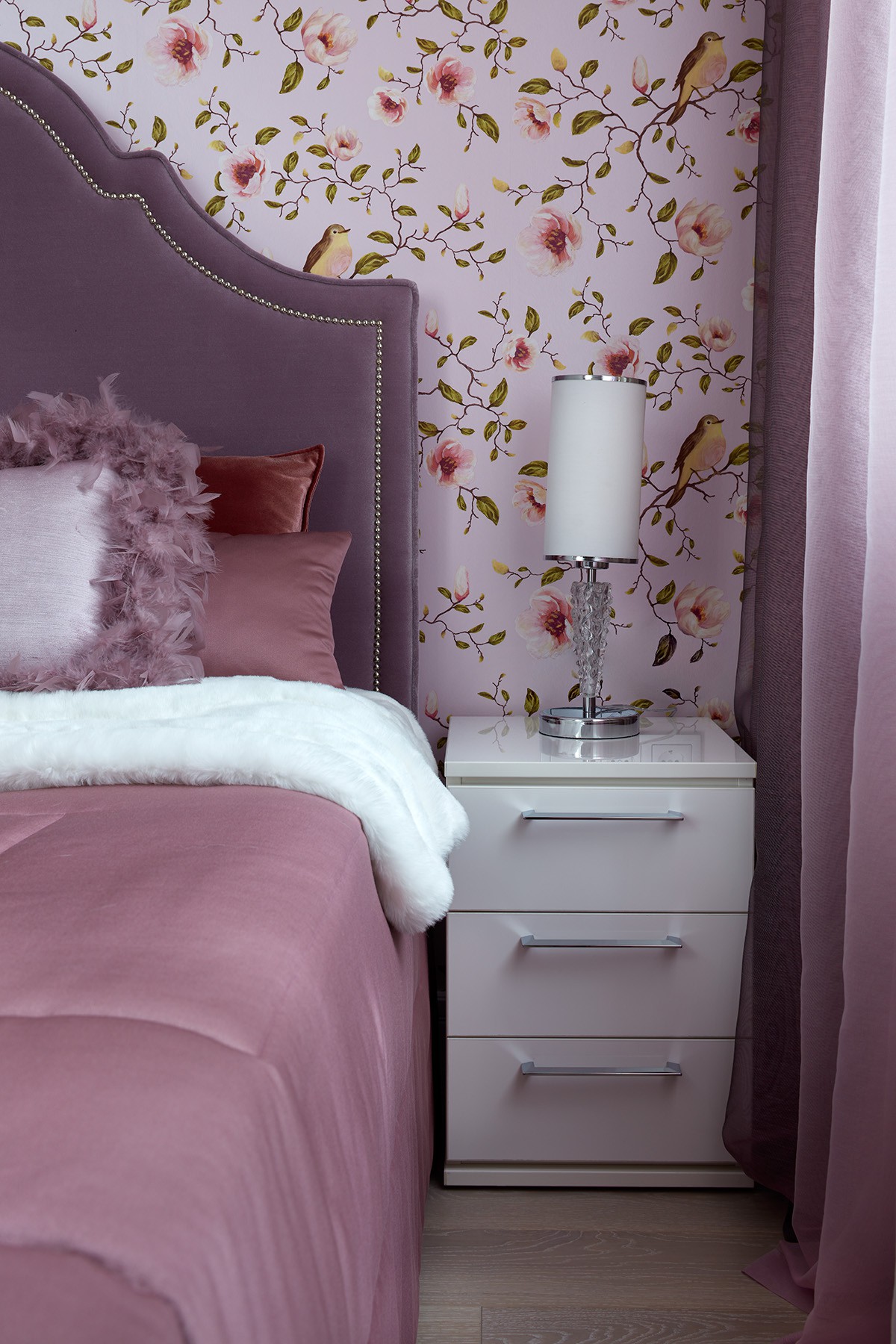 Черно-белая квартира с цветочной спальней