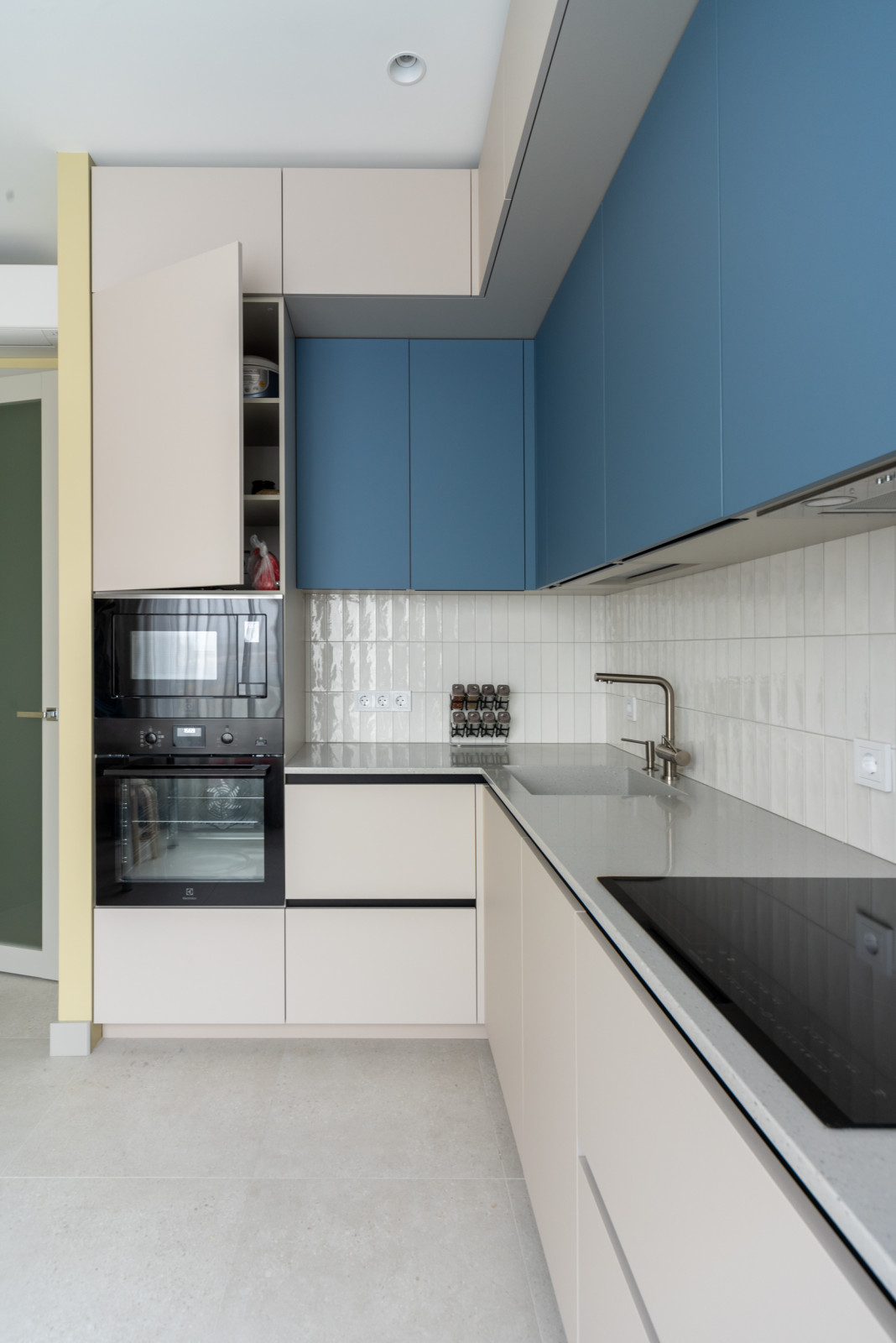 Двухуровневая угловая кухня