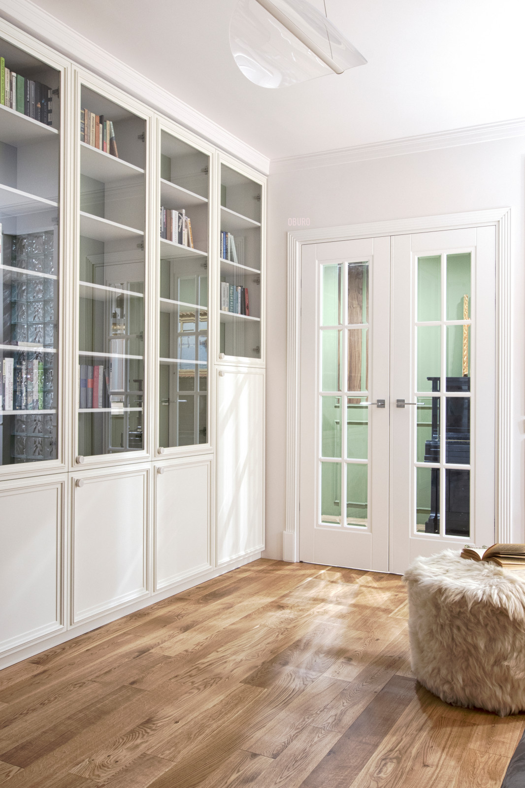 Классический шарм и порядок в гостиной