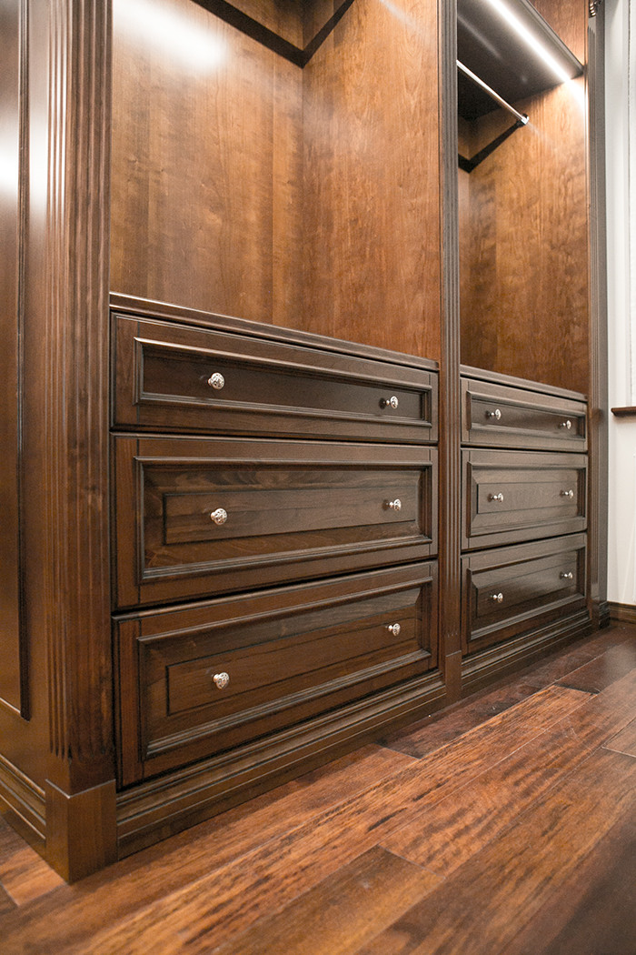 Гардеробная комната из массива вишни