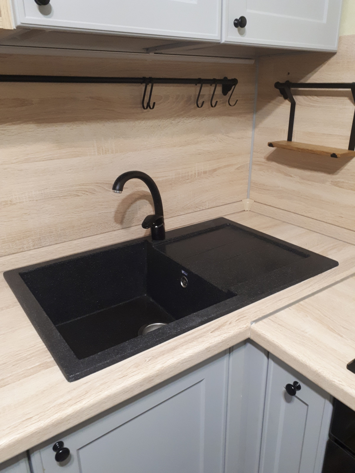 Светло-серая угловая кухня