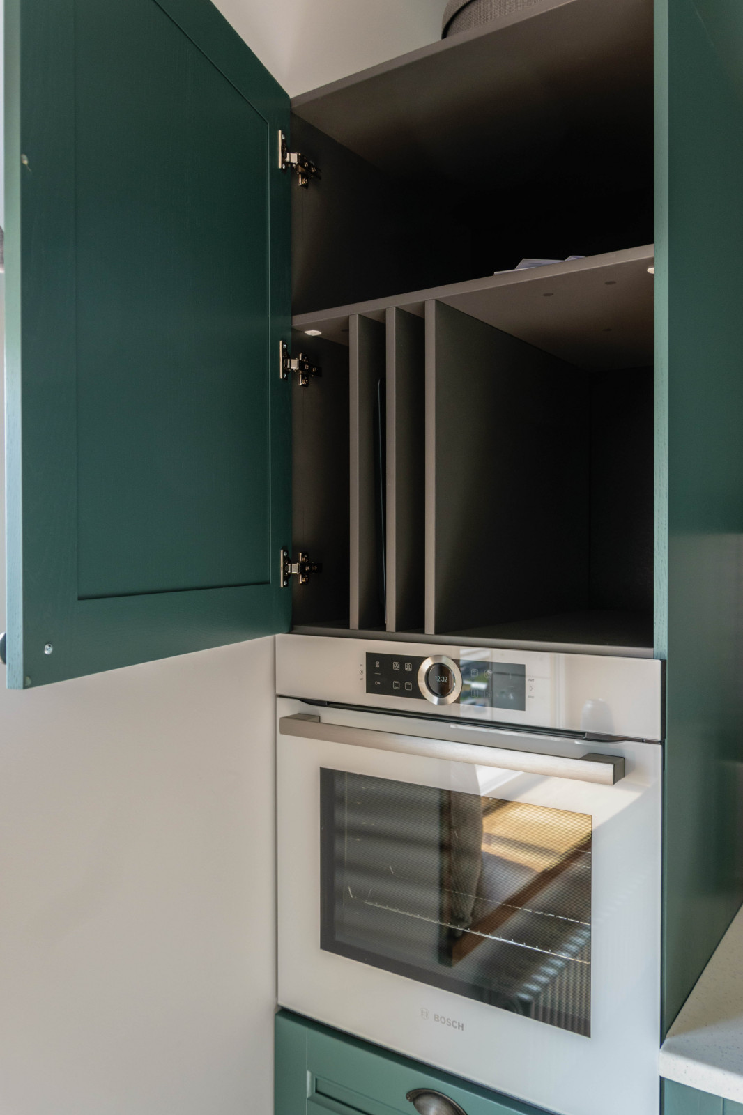 Пыльно-зеленая кухня