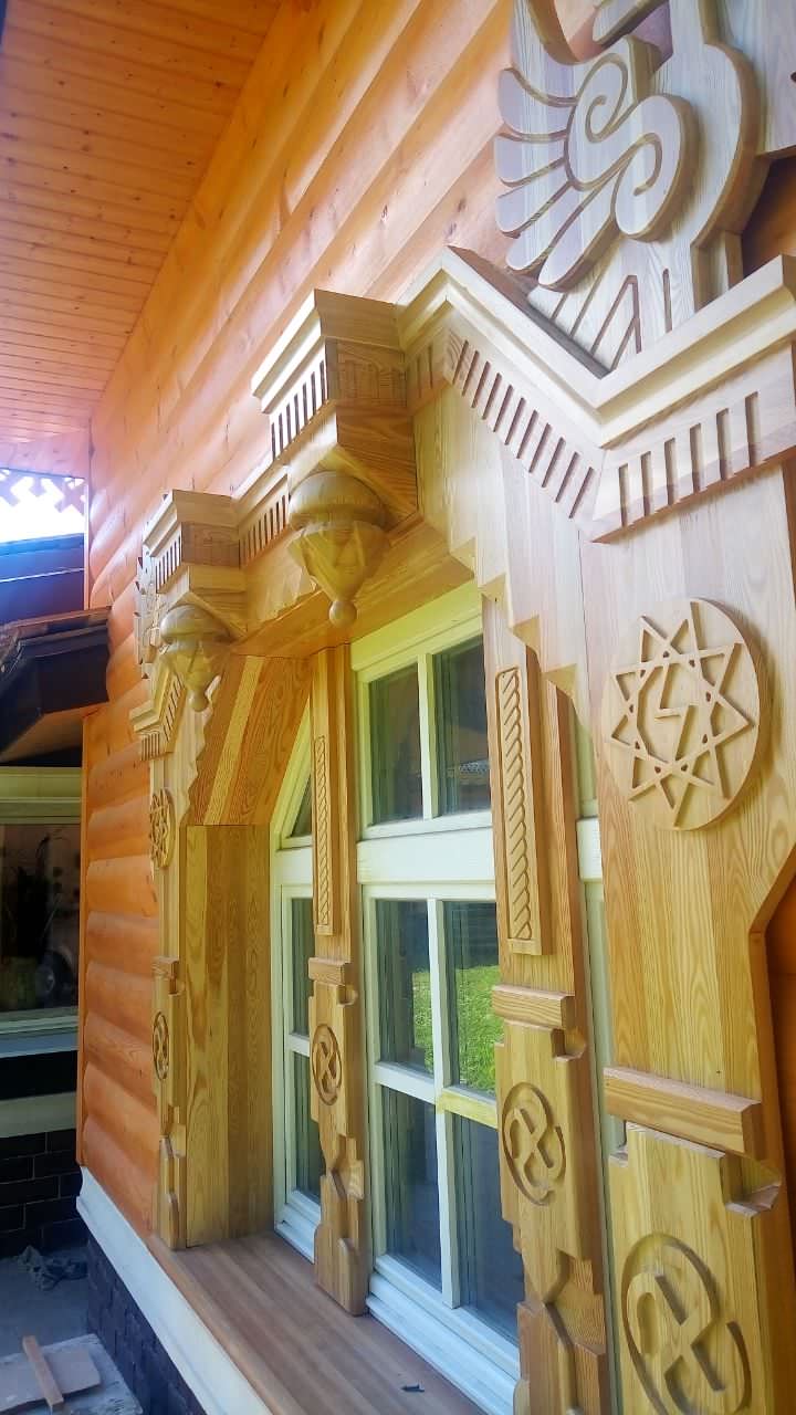 Русская усадьба. Родовое поместье. Резная обналичка оконных и дверных проемов